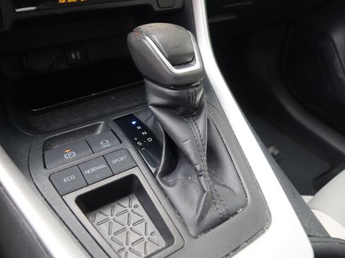 Used 2019 Toyota RAV4 XLE Premium FWD image 27