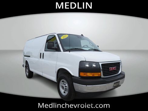 Used 2025 GMC Savana 3500 w/ Driver Convenience Package RWD image 2