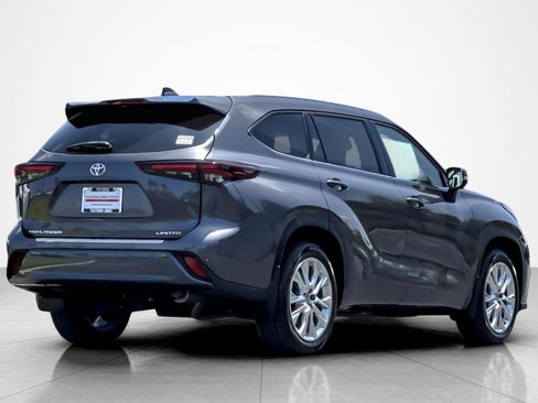 Certified 2024 Toyota Highlander Limited FWD image 5