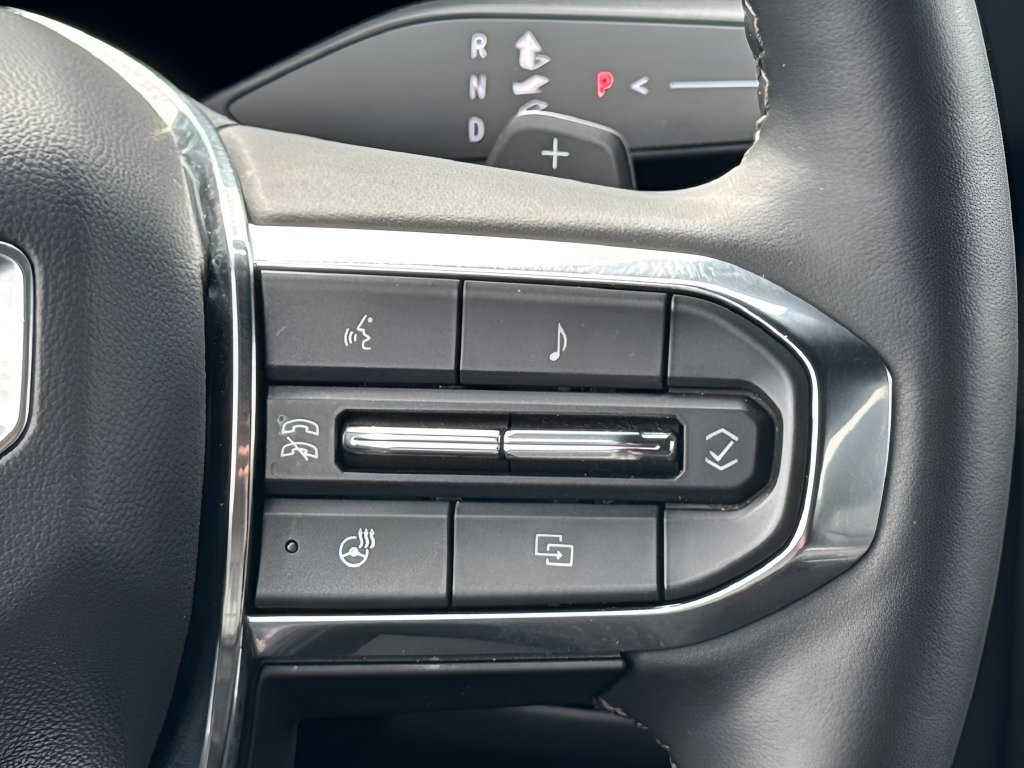 Used 2025 GMC Yukon Denali RWD image 18