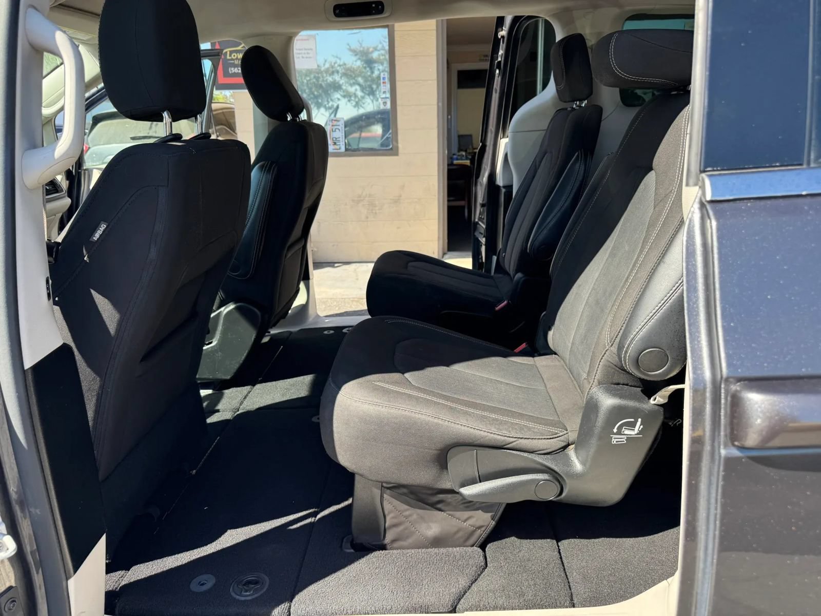 Used 2022 Chrysler Voyager LX FWD image 9