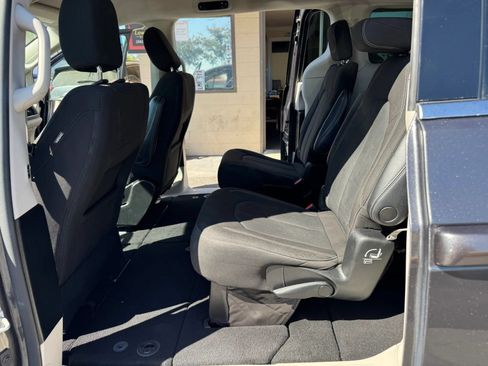 Used 2022 Chrysler Voyager LX FWD image 9