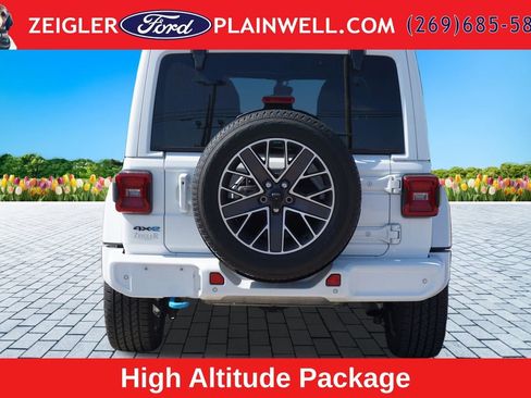 Used 2022 Jeep Wrangler Unlimited Sahara AWD/4WD image 4