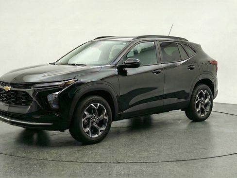 Used 2025 Chevrolet Trax LT w/ LT Convenience Package image 3