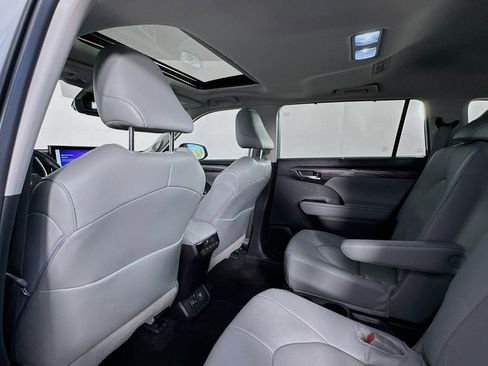 Used 2024 Toyota Highlander Limited AWD/4WD image 19