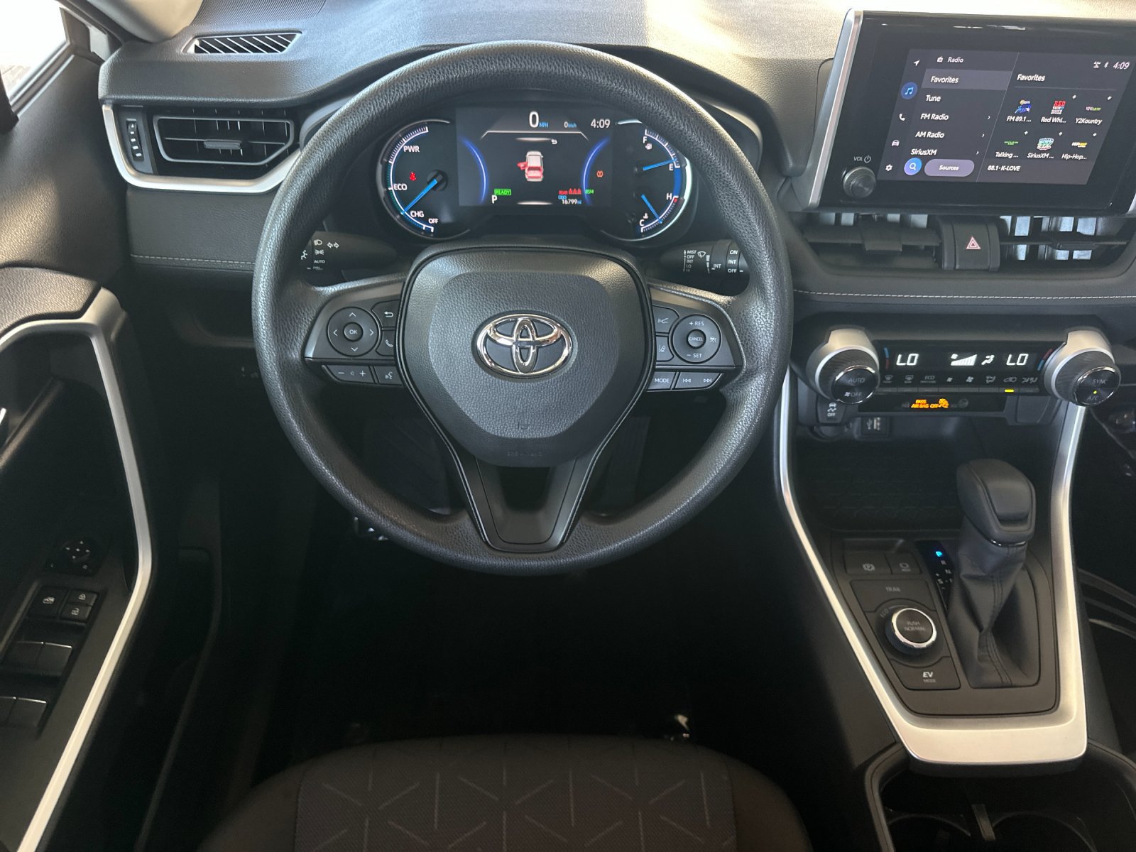 Used 2025 Toyota RAV4 XLE AWD/4WD image 13