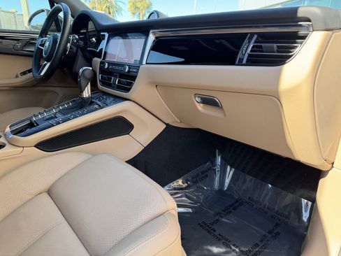 Certified 2020 Porsche Macan image 16