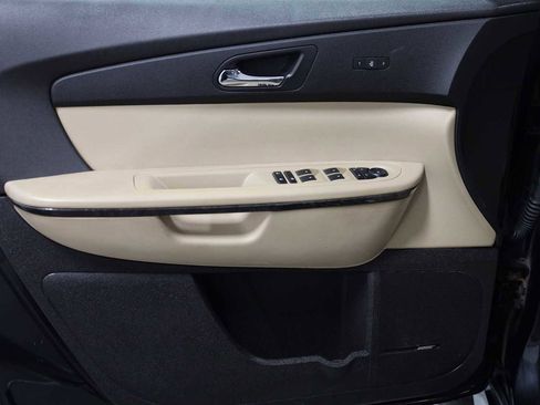 Used 2012 GMC Acadia Denali image 16