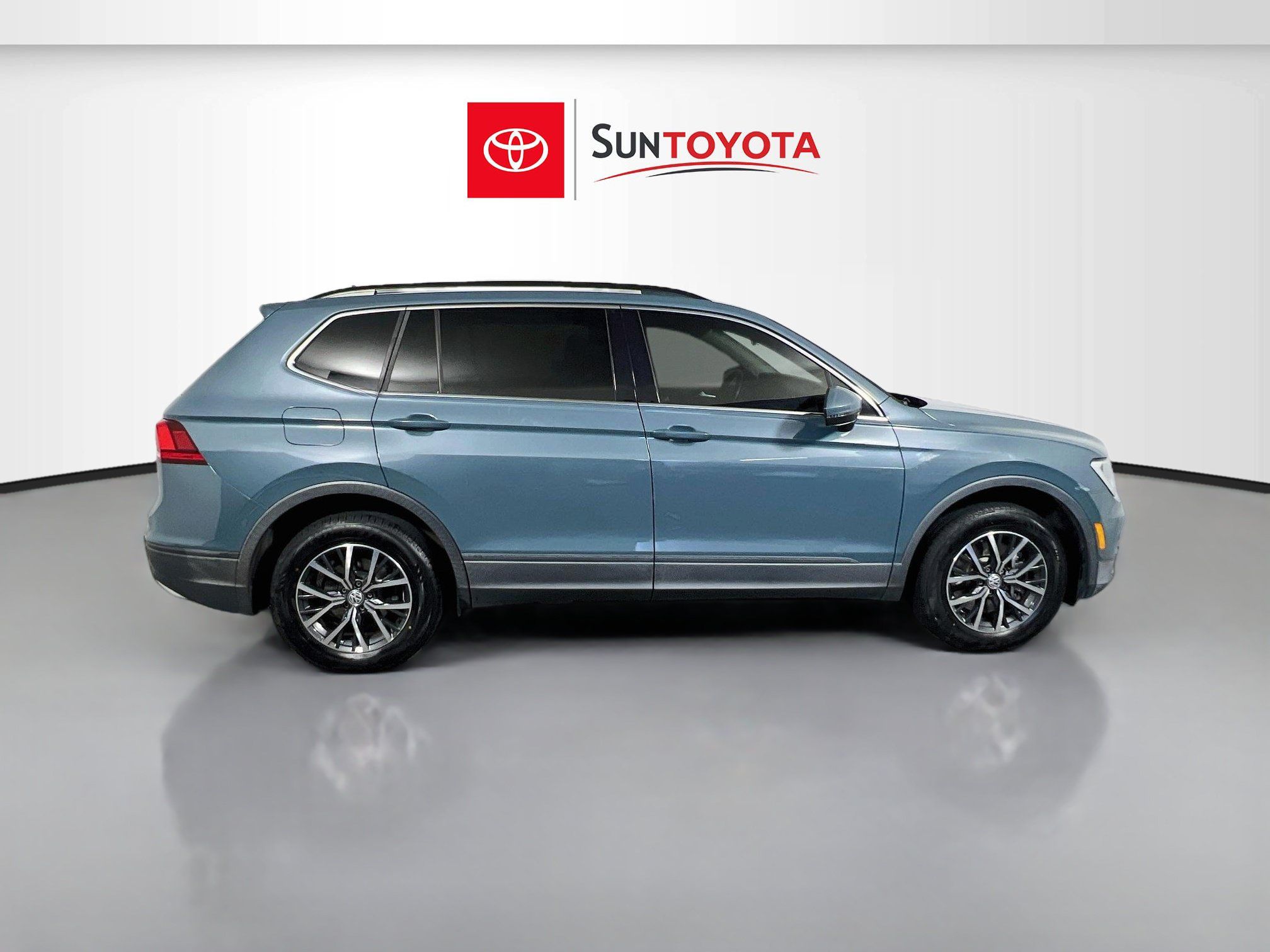 Used 2019 Volkswagen Tiguan SE w/ Panoramic Sunroof Package FWD image 2