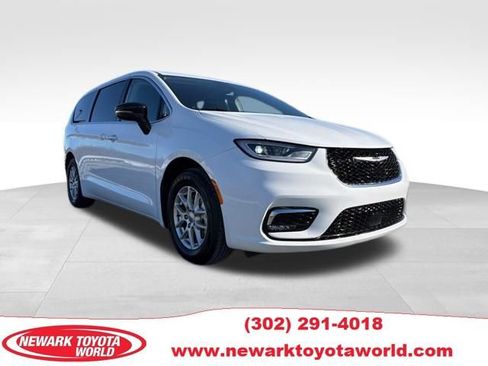 Used 2024 Chrysler Pacifica Touring-L image 1