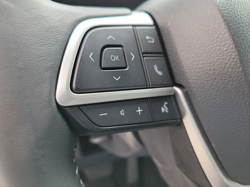 Used 2026 Toyota Highlander XLE image 25