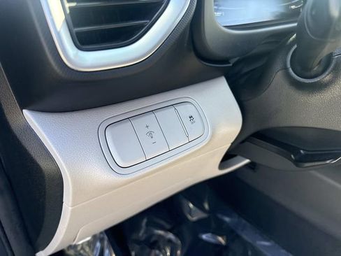 Used 2024 Hyundai Venue SEL image 19