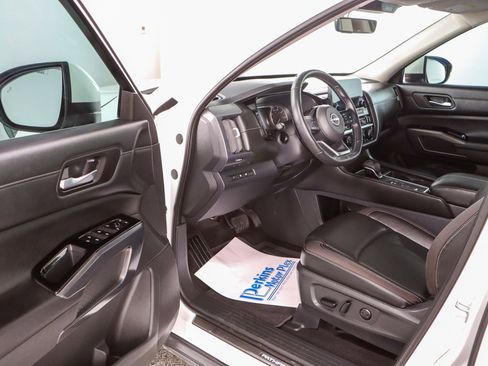 Used 2023 Nissan Pathfinder SL w/ Lighting Package (N92) FWD image 3