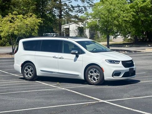 Used 2023 Chrysler Pacifica Limited image 10