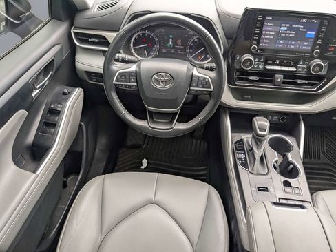 Used 2022 Toyota Highlander XLE FWD image 17