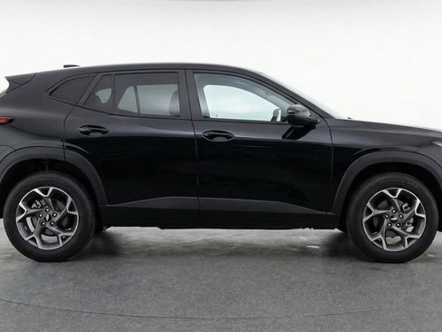 Used 2025 Chevrolet Trax LT FWD image 11