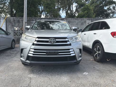 Used 2018 Toyota Highlander XLE AWD/4WD image 2