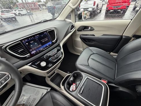 Used 2024 Chrysler Pacifica Touring-L FWD image 8