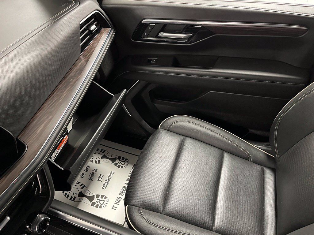 Used 2025 Chevrolet Suburban Premier AWD/4WD image 40