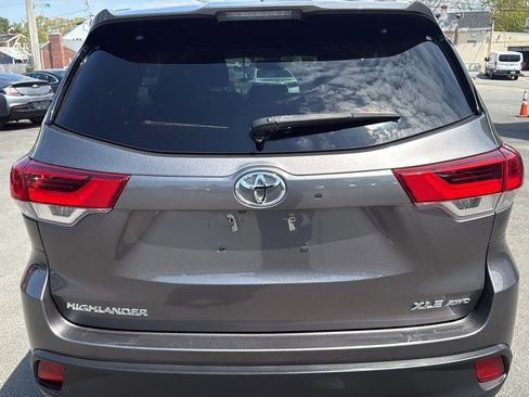 Used 2017 Toyota Highlander XLE w/ Carpet Mat Package AWD/4WD image 8