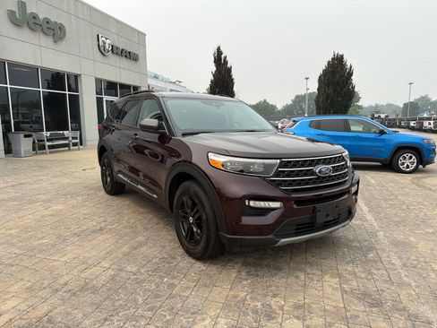 Used 2023 Ford Explorer XLT w/ Equipment Group 202A AWD/4WD image 2