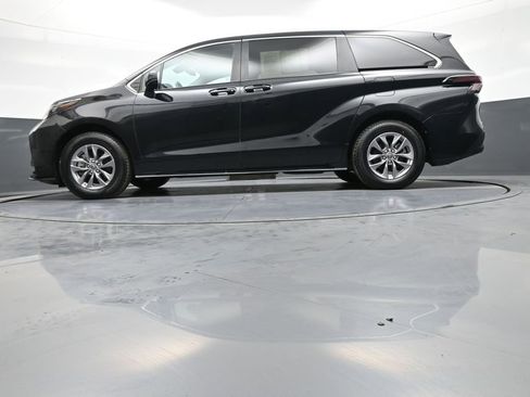 Certified 2025 Toyota Sienna LE image 33