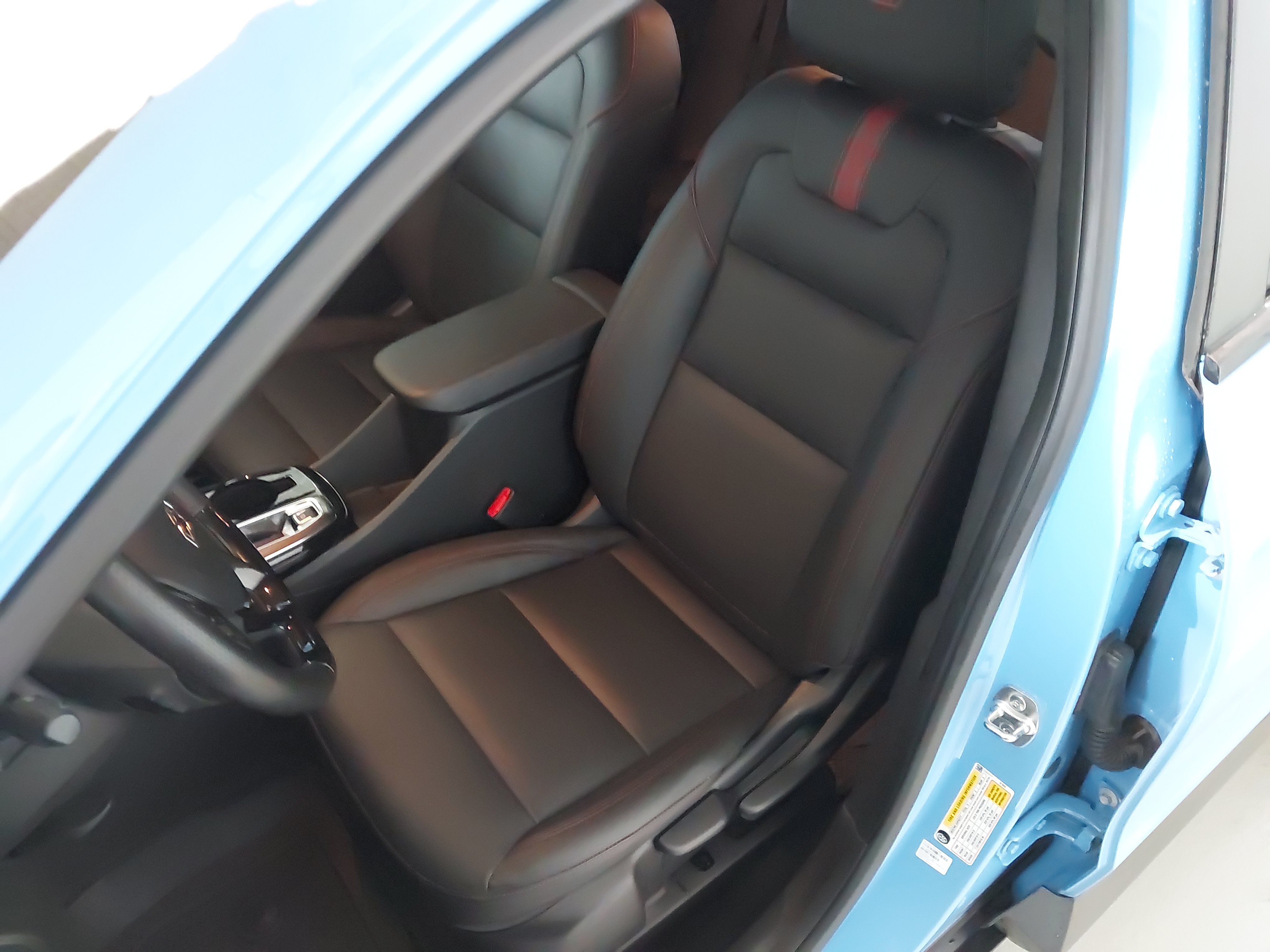 Used 2024 Chevrolet Trax RS w/ Sunroof Package FWD image 22