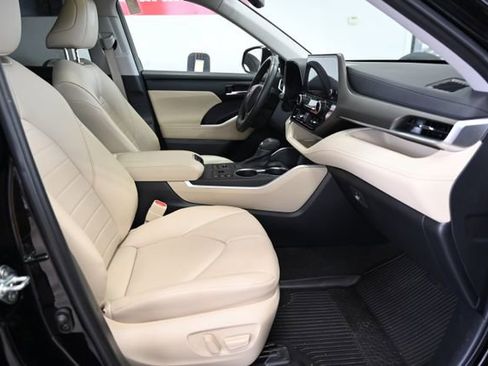 Used 2023 Toyota Highlander XLE AWD/4WD image 12