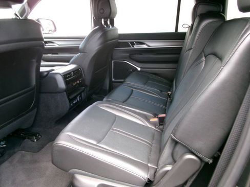 Used 2025 Jeep Wagoneer 4WD image 9