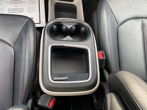 Used 2024 Chrysler Pacifica Touring-L FWD image 22