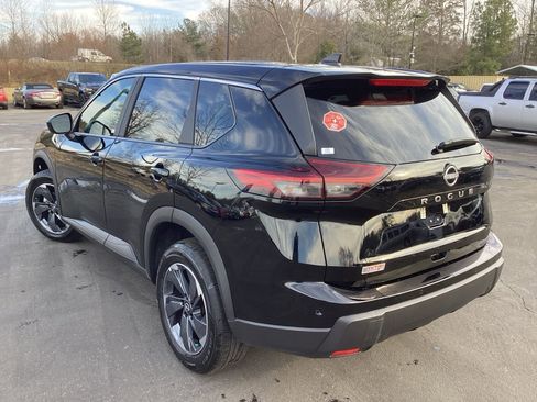 Used 2025 Nissan Rogue SV image 2
