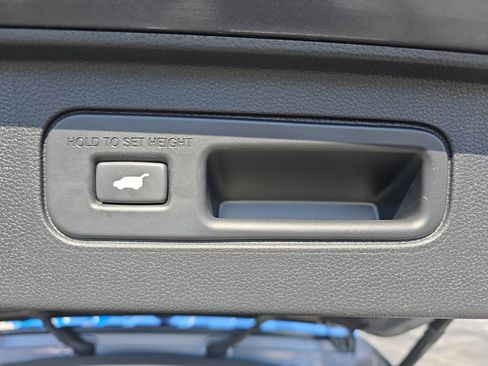 Used 2025 Honda Pilot Touring image 13