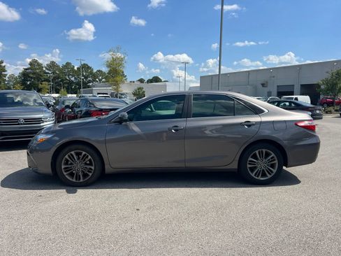 Used 2017 Toyota Camry SE FWD image 3