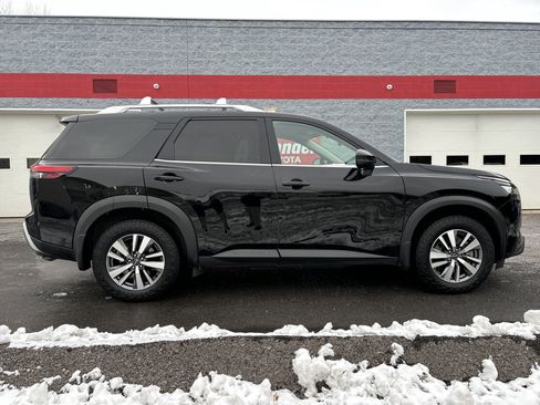 Used 2024 Nissan Pathfinder SL w/ Black Appearance Package image 2