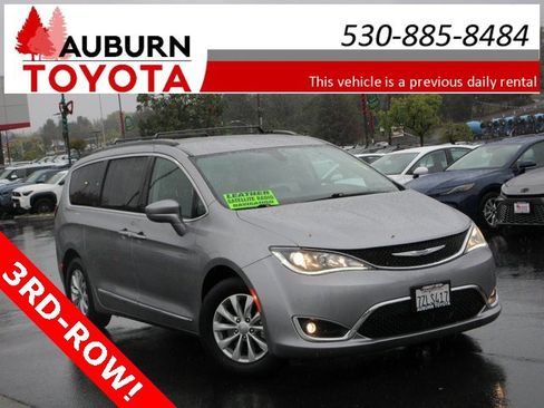 Used 2017 Chrysler Pacifica Touring-L image 1