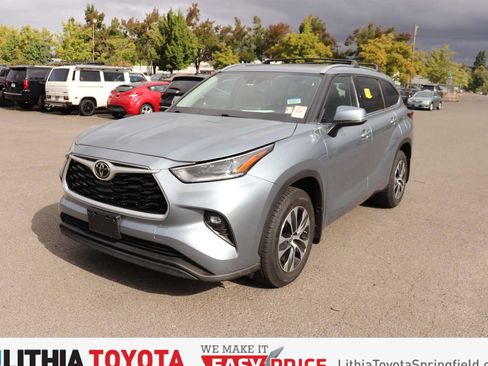 Used 2021 Toyota Highlander XLE AWD/4WD image 1