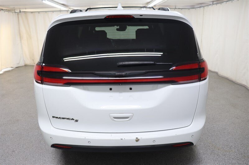Used 2021 Chrysler Pacifica Touring-L w/ Uconnect Theater Family Group FWD image 5