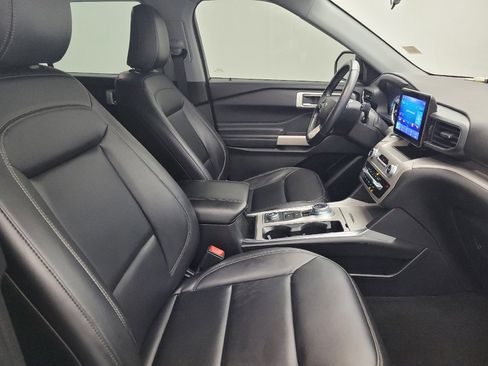 Used 2022 Ford Explorer XLT w/ Equipment Group 202A image 21