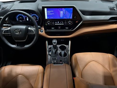 Used 2024 Toyota Highlander Platinum AWD/4WD image 21