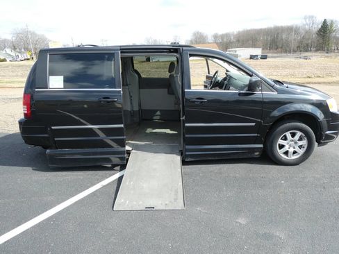 Used 2010 Chrysler Town & Country Touring image 7