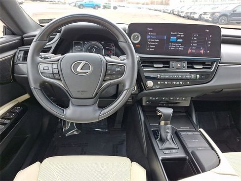 Used 2022 Lexus ES 300h w/ Accessory Package image 11
