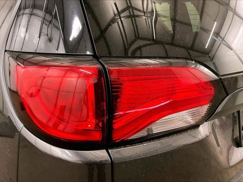 Used 2017 Chrysler Pacifica Touring-L w/ 13 Speaker Alpine Sound Group image 29