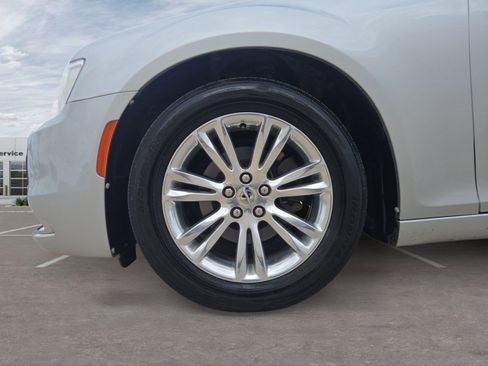 Used 2020 Chrysler 300 Touring w/ Driver Convenience Group RWD image 10