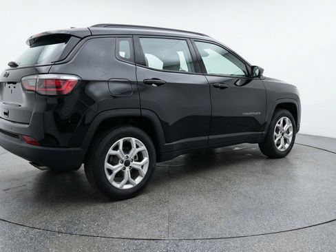 Used 2025 Jeep Compass Latitude AWD/4WD image 9