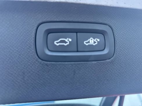 Used 2021 Volvo XC90 T6 Momentum image 12