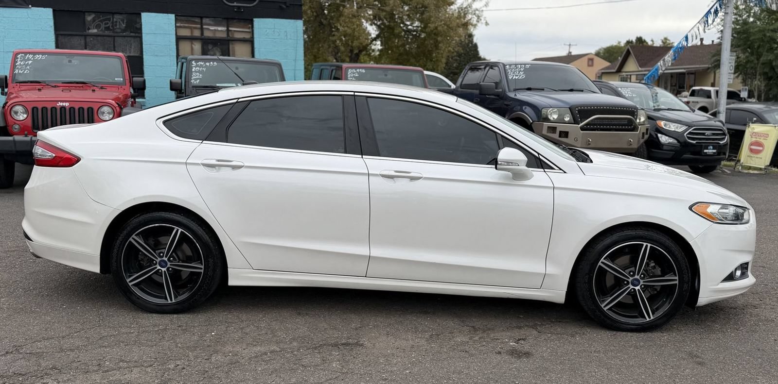 Used 2015 Ford Fusion SE w/ Equipment Group 202A FWD image 2