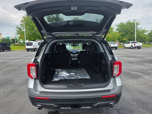 Used 2023 Ford Explorer XLT w/ Equipment Group 202A AWD/4WD image 9