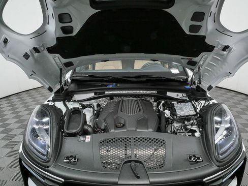 Certified 2026 Porsche Macan Turbo AWD/4WD image 34