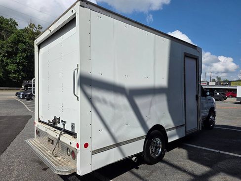 Used 2022 Ford E-450 and Econoline 450 Super Duty RWD image 6