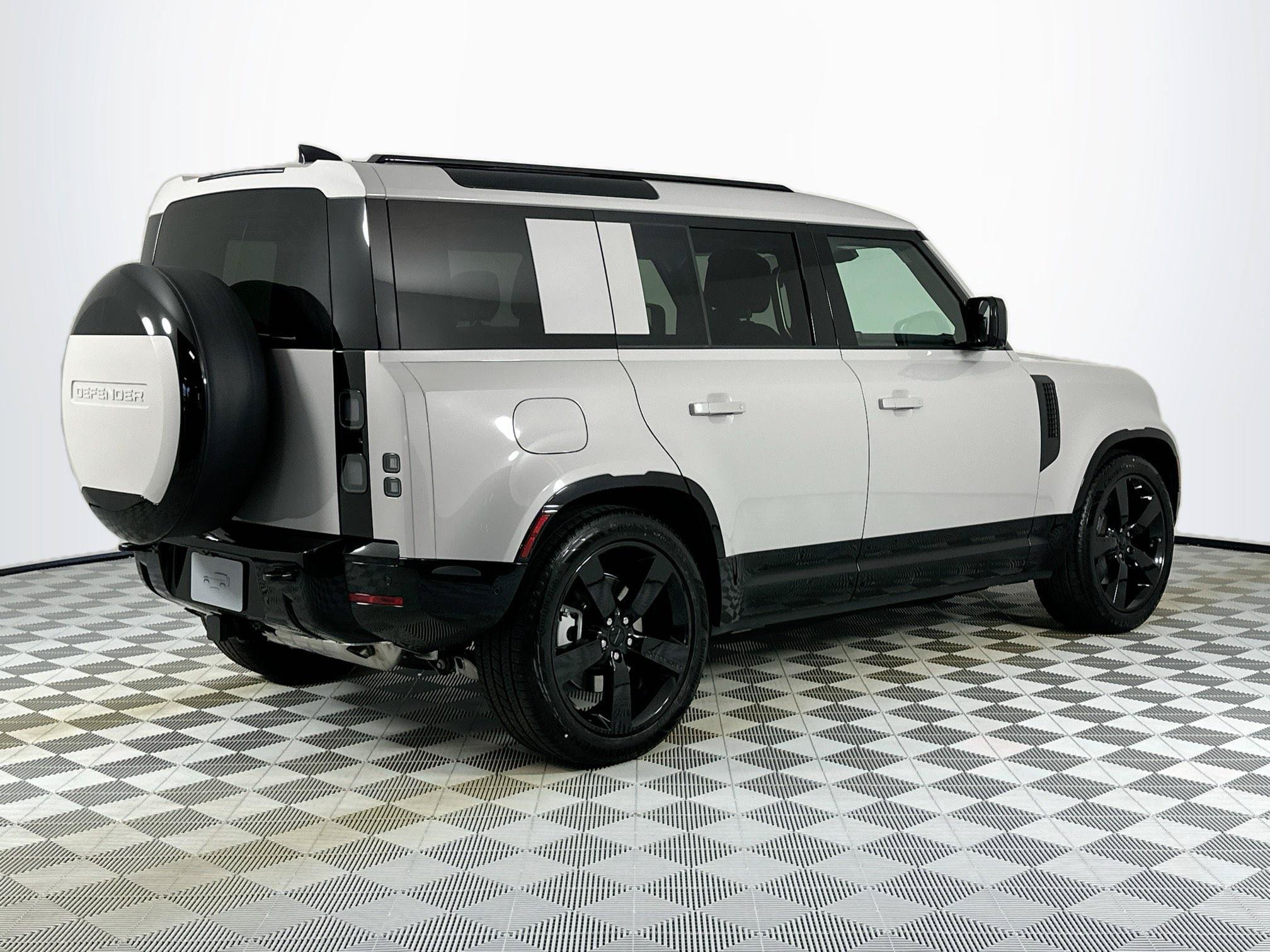 Used 2026 Land Rover Defender 110 X-Dynamic SE AWD/4WD image 5